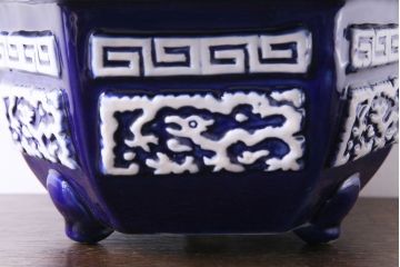 アンティーク雑貨　和製アンティーク　陽刻の細かな柄が目を引く六角植木鉢(2)