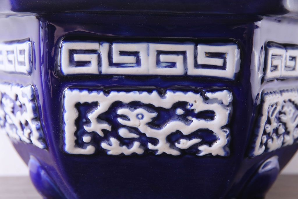 アンティーク雑貨　和製アンティーク　陽刻の細かな柄が目を引く六角植木鉢(2)