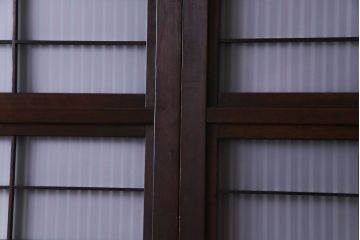 和製アンティーク　板ガラス裏障子留め　細身の桟が美しいオリジナル花ガラス入り格子戸(ガラス帯戸、引き戸、建具)2枚組