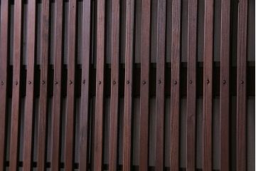 和製アンティーク　板ガラス裏障子留め　凝った作りの腰板が魅力の花ガラス入り格子戸(ガラス帯戸、仕切り戸、引き戸、建具)4枚組