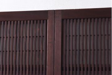 昭和中期　幅広!　板ガラス裏障子留め　色ガラスがアクセントのガラス入り格子戸(ガラス帯戸、引き戸、建具)2枚組(1)