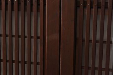 昭和中期　幅広!　板ガラス裏障子留め　色ガラスがアクセントのガラス入り格子戸(ガラス帯戸、引き戸、建具)2枚組