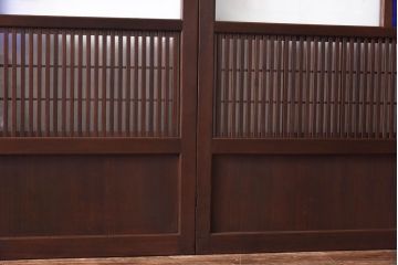昭和中期　幅広!　板ガラス裏障子留め　色ガラスがアクセントのガラス入り格子戸(ガラス帯戸、引き戸、建具)2枚組