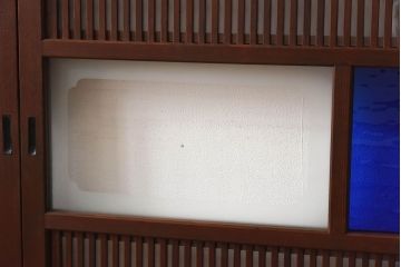 昭和中期　幅広!　板ガラス裏障子留め　色ガラスがアクセントのガラス入り格子戸(ガラス帯戸、引き戸、建具)2枚組