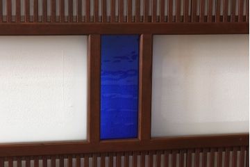 昭和中期　幅広!　板ガラス裏障子留め　色ガラスがアクセントのガラス入り格子戸(ガラス帯戸、引き戸、建具)2枚組