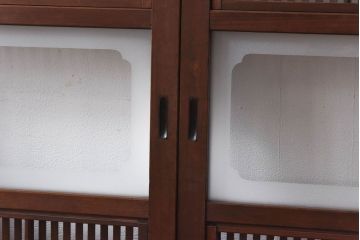 昭和中期　幅広!　板ガラス裏障子留め　色ガラスがアクセントのガラス入り格子戸(ガラス帯戸、引き戸、建具)2枚組