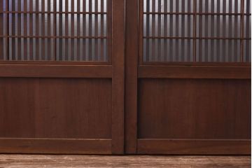 昭和中期　幅広!　板ガラス裏障子留め　色ガラスがアクセントのガラス入り格子戸(ガラス帯戸、引き戸、建具)2枚組