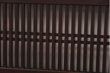 和製アンティーク　杉材　濃い色味のモダンな格子帯戸(引き戸、建具)4枚セット