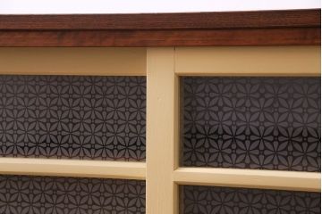 ラフジュ工房オリジナル　花模様ガラス入り　レトロな雰囲気が可愛らしいリメイクローボード(収納棚、リビングボード)