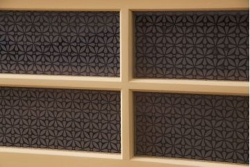 ラフジュ工房オリジナル　花模様ガラス入り　レトロな雰囲気が可愛らしいリメイクローボード(収納棚、リビングボード)