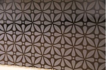 ラフジュ工房オリジナル　花模様ガラス入り　レトロな雰囲気が可愛らしいリメイクローボード(収納棚、リビングボード)