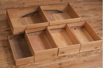 レトロ家具　前板黒柿材　モールガラス入り　レトロモダンな佇まいが魅力な脚付き戸棚(収納棚、引き出し、サイドボード)