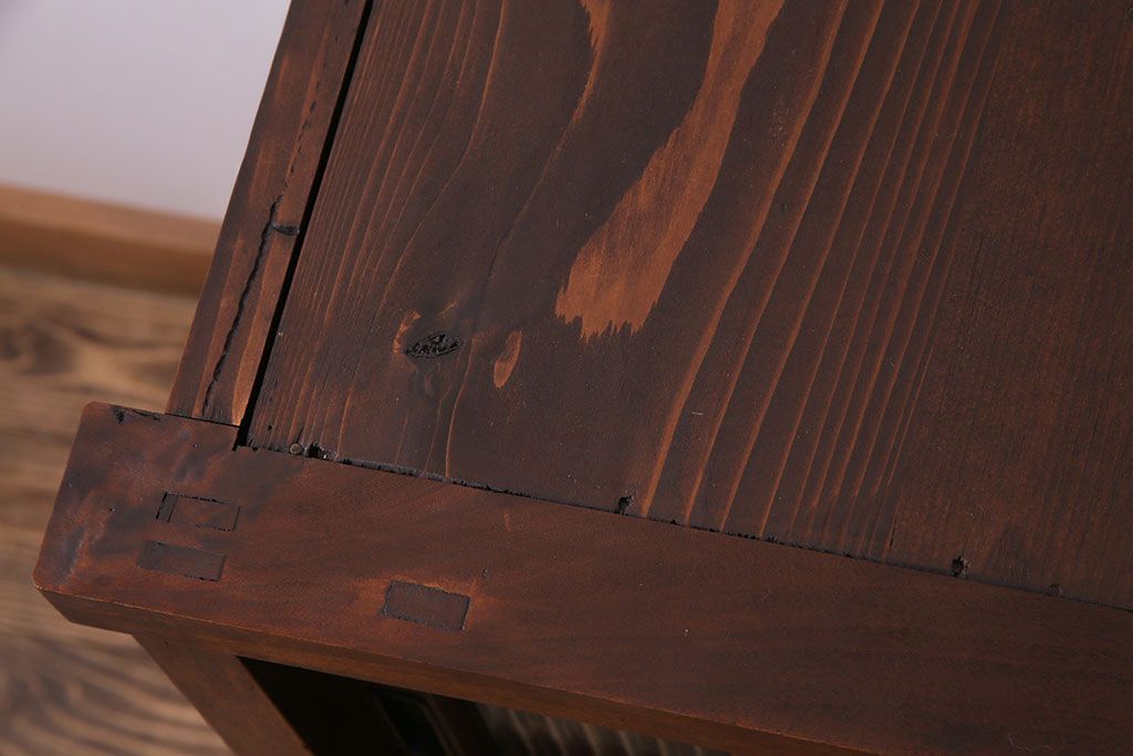 レトロ家具　前板黒柿材　モールガラス入り　レトロモダンな佇まいが魅力な脚付き戸棚(収納棚、引き出し、サイドボード)