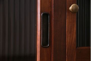 レトロ家具　前板黒柿材　モールガラス入り　レトロモダンな佇まいが魅力な脚付き戸棚(収納棚、引き出し、サイドボード)