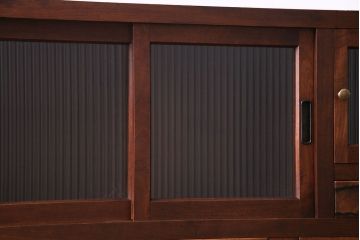 レトロ家具　前板黒柿材　モールガラス入り　レトロモダンな佇まいが魅力な脚付き戸棚(収納棚、引き出し、サイドボード)