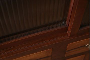 レトロ家具　前板黒柿材　モールガラス入り　レトロモダンな佇まいが魅力な脚付き戸棚(収納棚、引き出し、サイドボード)