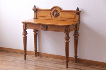 アンティーク家具　イギリスアンティーク　繊細なデザインが目をひくコンソールテーブル(サイドテーブル)