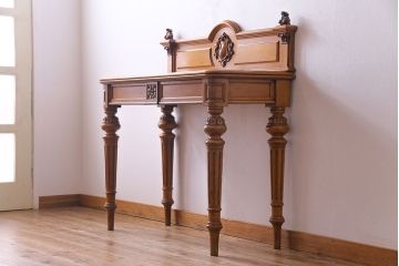 アンティーク家具　イギリスアンティーク　繊細なデザインが目をひくコンソールテーブル(サイドテーブル)