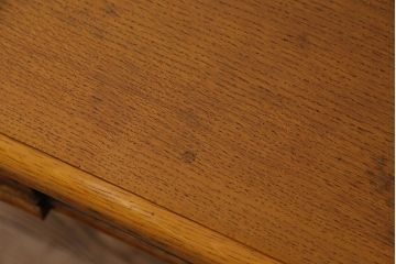 アンティーク家具　イギリスアンティーク　繊細なデザインが目をひくコンソールテーブル(サイドテーブル)