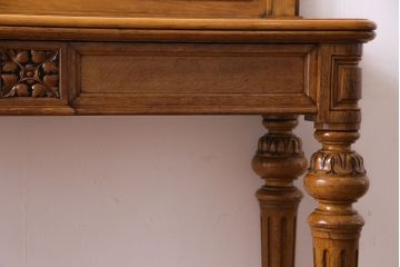 アンティーク家具　イギリスアンティーク　繊細なデザインが目をひくコンソールテーブル(サイドテーブル)