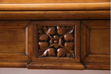 アンティーク家具　イギリスアンティーク　繊細なデザインが目をひくコンソールテーブル(サイドテーブル)
