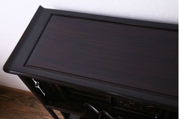 アンティーク家具　アンティーク　黒檀材　凝った意匠が目を引く上品な茶棚(飾り棚、戸棚)