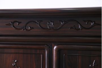 アンティーク家具　アンティーク　黒檀材　凝った意匠が目を引く上品な茶棚(飾り棚、戸棚)