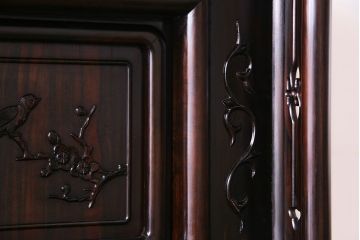 アンティーク家具　アンティーク　黒檀材　凝った意匠が目を引く上品な茶棚(飾り棚、戸棚)
