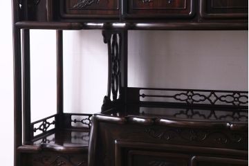 アンティーク家具　アンティーク　黒檀材　凝った意匠が目を引く上品な茶棚(飾り棚、戸棚)
