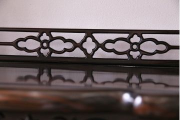 アンティーク家具　アンティーク　黒檀材　凝った意匠が目を引く上品な茶棚(飾り棚、戸棚)