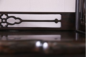アンティーク家具　アンティーク　黒檀材　凝った意匠が目を引く上品な茶棚(飾り棚、戸棚)