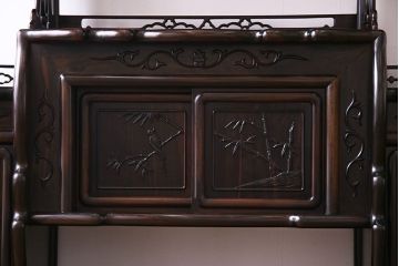 アンティーク家具　アンティーク　黒檀材　凝った意匠が目を引く上品な茶棚(飾り棚、戸棚)