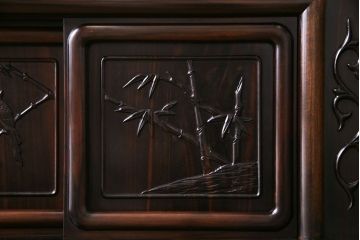 アンティーク家具　アンティーク　黒檀材　凝った意匠が目を引く上品な茶棚(飾り棚、戸棚)