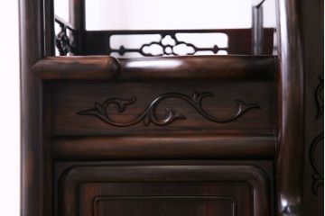 アンティーク家具　アンティーク　黒檀材　凝った意匠が目を引く上品な茶棚(飾り棚、戸棚)
