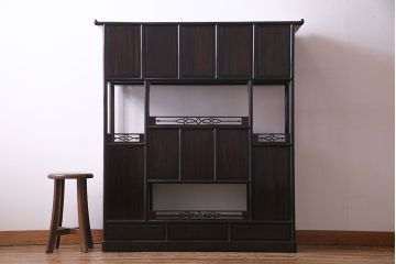 アンティーク家具　アンティーク　黒檀材　凝った意匠が目を引く上品な茶棚(飾り棚、戸棚)