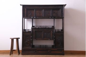 アンティーク家具　アンティーク　黒檀材　凝った意匠が目を引く上品な茶棚(飾り棚、戸棚)
