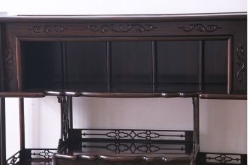 アンティーク家具　アンティーク　黒檀材　凝った意匠が目を引く上品な茶棚(飾り棚、戸棚)