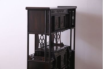 アンティーク家具　アンティーク　黒檀材　凝った意匠が目を引く上品な茶棚(飾り棚、戸棚)
