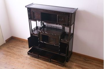 アンティーク家具　アンティーク　黒檀材　凝った意匠が目を引く上品な茶棚(飾り棚、戸棚)