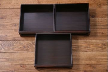 アンティーク家具　アンティーク　黒檀材　凝った意匠が目を引く上品な茶棚(飾り棚、戸棚)