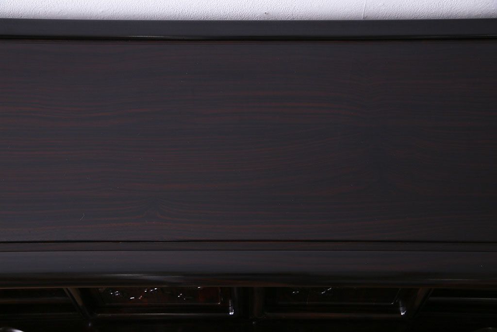 アンティーク家具　アンティーク　黒檀材　凝った意匠が目を引く上品な茶棚(飾り棚、戸棚)