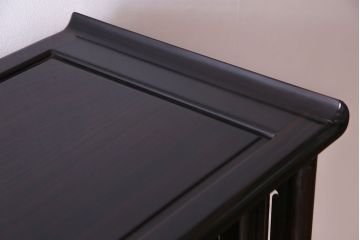 アンティーク家具　アンティーク　黒檀材　凝った意匠が目を引く上品な茶棚(飾り棚、戸棚)