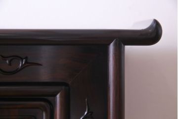 アンティーク家具　アンティーク　黒檀材　凝った意匠が目を引く上品な茶棚(飾り棚、戸棚)