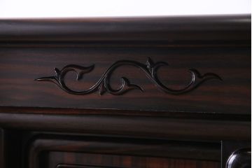 アンティーク家具　アンティーク　黒檀材　凝った意匠が目を引く上品な茶棚(飾り棚、戸棚)