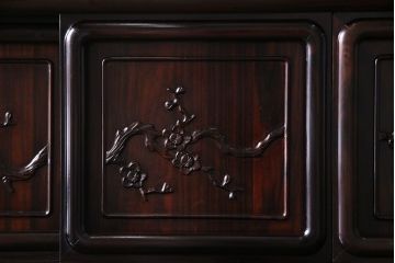 アンティーク家具　アンティーク　黒檀材　凝った意匠が目を引く上品な茶棚(飾り棚、戸棚)