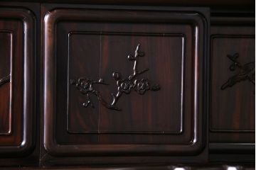アンティーク家具　アンティーク　黒檀材　凝った意匠が目を引く上品な茶棚(飾り棚、戸棚)