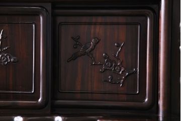アンティーク家具　アンティーク　黒檀材　凝った意匠が目を引く上品な茶棚(飾り棚、戸棚)