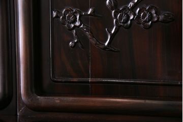 アンティーク家具　アンティーク　黒檀材　凝った意匠が目を引く上品な茶棚(飾り棚、戸棚)