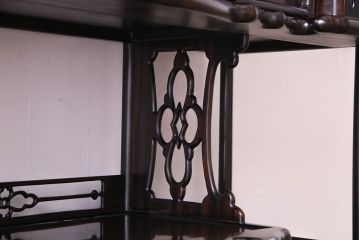 アンティーク家具　アンティーク　黒檀材　凝った意匠が目を引く上品な茶棚(飾り棚、戸棚)