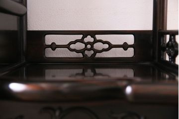 アンティーク家具　アンティーク　黒檀材　凝った意匠が目を引く上品な茶棚(飾り棚、戸棚)